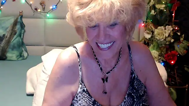 Snapshot of HappyWomanOn chatting on June 5, 2026, 8:25 pm HappyWomanOn online show from June 5, 2026, 8:25 pm