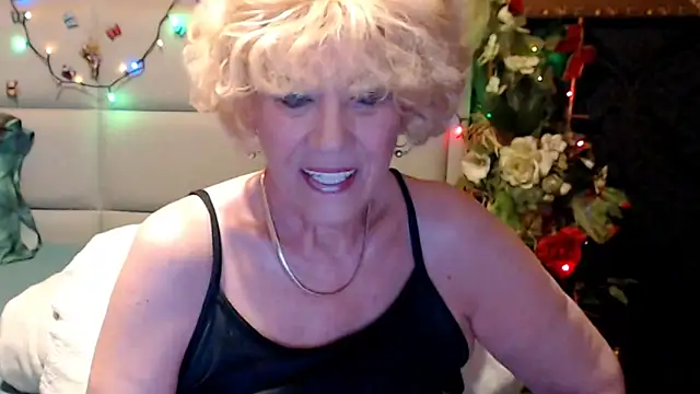 Snapshot of HappyWomanOn chatting on June 10, 2026, 9:54 am HappyWomanOn online show from June 10, 2026, 9:54 am