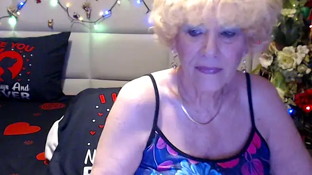 Snapshot of HappyWomanOn chatting on June 12, 2026, 6:38 pm HappyWomanOn online show from June 12, 2026, 6:38 pm