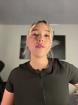 Irisweet  online show from December 2, 2025, 10:44 pm