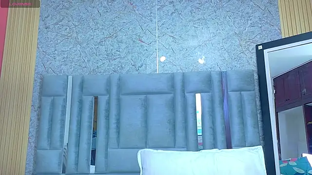 veronicaroose  online show from July 15, 2026, 1:18 pm