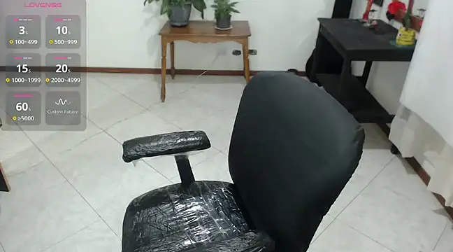 charlottezoe15 online show from February 12, 2025, 8:38 am