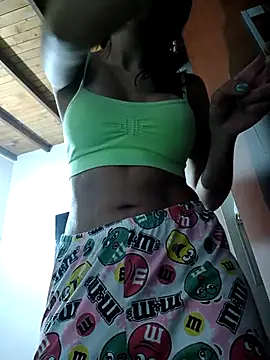 LunaZambrano online show from November 10, 2025, 3:17 pm