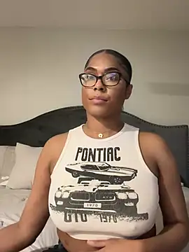 CandyLuxxxx online show from March 19, 2025, 6:57 am