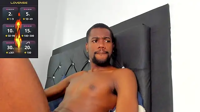 Snapshot of santi_brown chatting on November 19, 2025, 6:41 pm santi brown online show from November 19, 2025, 6:41 pm