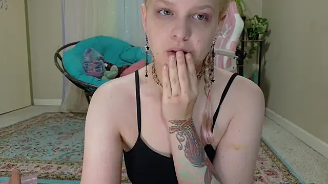 Snapshot of Emihaze chatting on June 17, 2026, 5:23 pm Emihaze online show from June 17, 2026, 5:23 pm