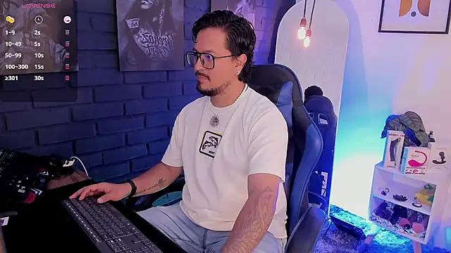 Snapshot of DaviidEvans_ chatting on March 5, 2026, 12:13 pm DaviidEvans online show from March 5, 2026, 12:13 pm