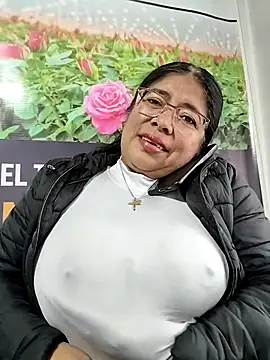   valentina18 online show from May 6, 2026, 12:31 pm