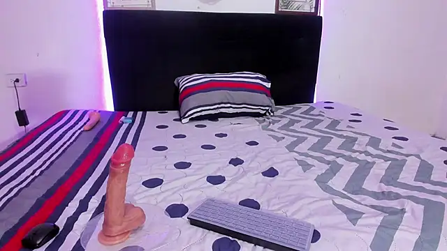 KarlyeKloss online show from January 22, 2025, 8:38 pm