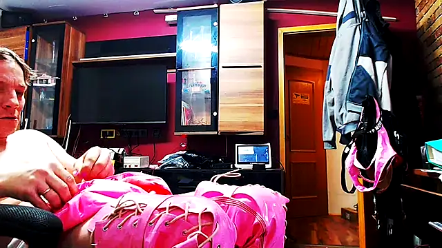 Snapshot of Fem-Boy40 chatting on April 5, 2026, 10:38 pm Fem-Boy40 online show from April 5, 2026, 10:38 pm