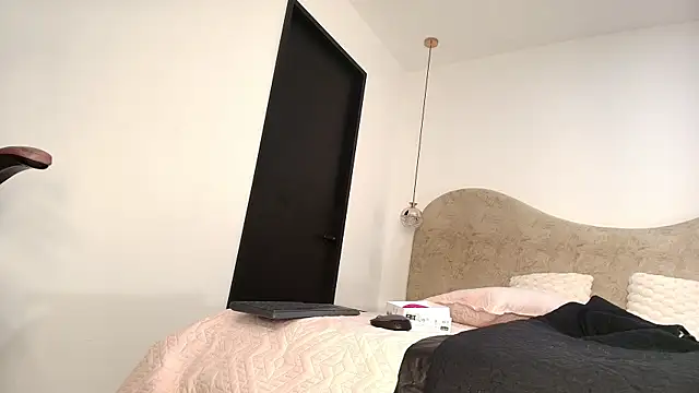 zzoe  online show from November 16, 2025, 3:11 am