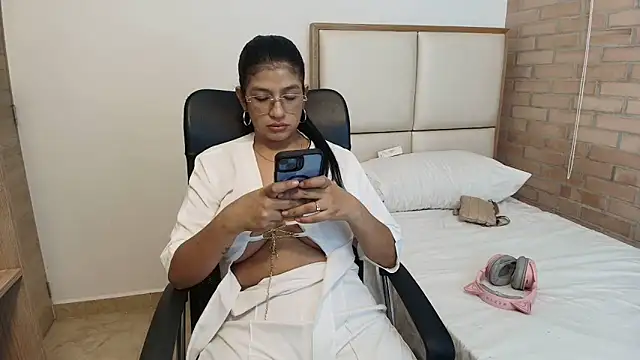 Snapshot of sara2520 chatting on April 19, 2026, 12:00 am sara2520 online show from April 19, 2026, 12:00 am