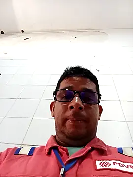 Snapshot of El-reyleon chatting on April 2, 2026, 4:02 pm El-reyleon online show from April 2, 2026, 4:02 pm