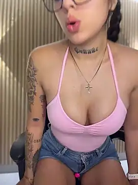 Snapshot of Sarasanders_4 chatting on February 13, 2026, 4:12 am Sarasanders 4 online show from February 13, 2026, 4:12 am