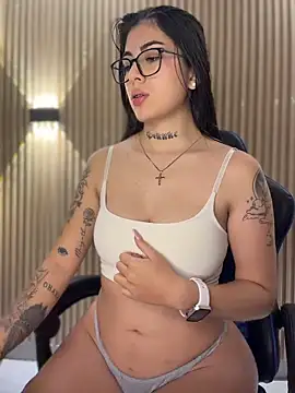 Snapshot of Sarasanders_4 chatting on February 17, 2026, 4:32 am Sarasanders 4 online show from February 17, 2026, 4:32 am