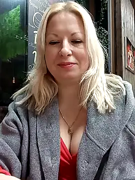 Snapshot of Arina_smiles chatting on December 6, 2024, 6:22 pm Arina smiles online show from December 6, 2024, 6:22 pm