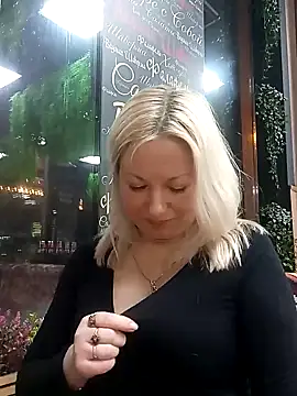 Snapshot of Arina_smiles chatting on December 20, 2024, 6:35 pm Arina smiles online show from December 20, 2024, 6:35 pm