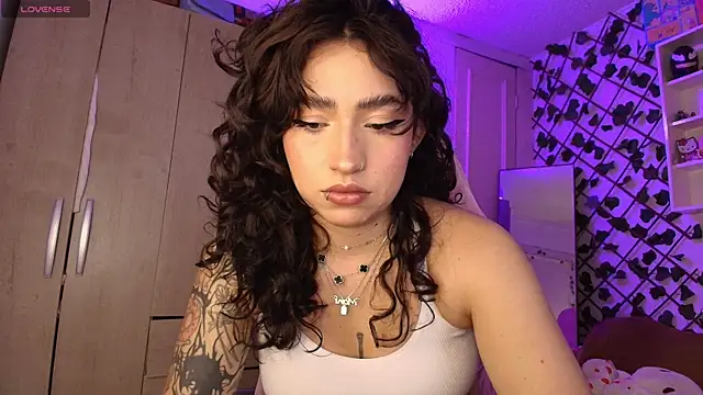 Snapshot of valenor_ chatting on June 5, 2026, 3:33 am valenor online show from June 5, 2026, 3:33 am
