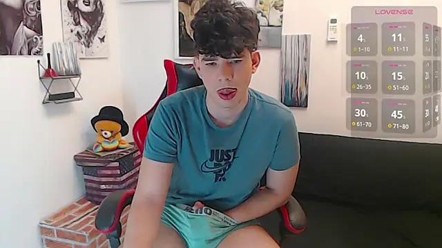 Snapshot of Oliverboy- chatting on June 15, 2026, 11:37 pm Oliverboy- online show from June 15, 2026, 11:37 pm