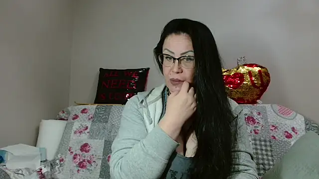 x  KHALEESI  x online show from November 18, 2025, 6:22 pm