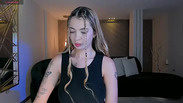 NiaHolland online show from October 7, 2025, 5:14 pm