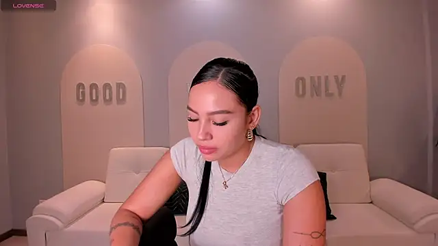MollyJones  online show from June 17, 2026, 7:24 pm