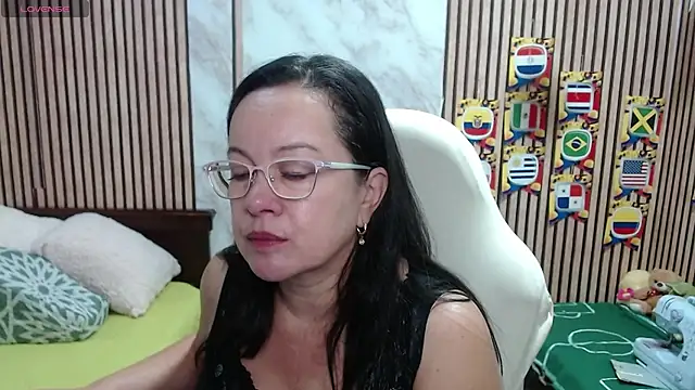 Sonialorens  online show from June 26, 2026, 12:55 pm