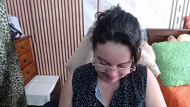 Sonialorens  online show from September 19, 2025, 9:30 pm