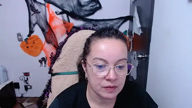 Sonialorens  online show from October 30, 2025, 4:59 pm