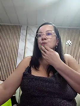 Sonialorens  online show from June 27, 2026, 8:04 pm