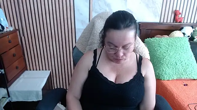 Sonialorens  online show from September 24, 2025, 8:04 pm