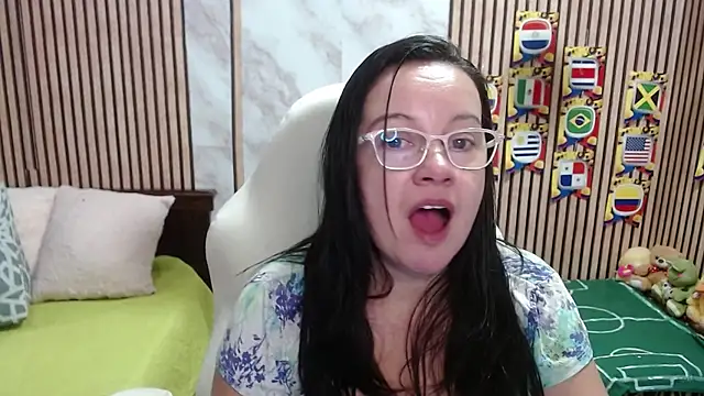 Sonialorens  online show from June 22, 2026, 9:12 pm