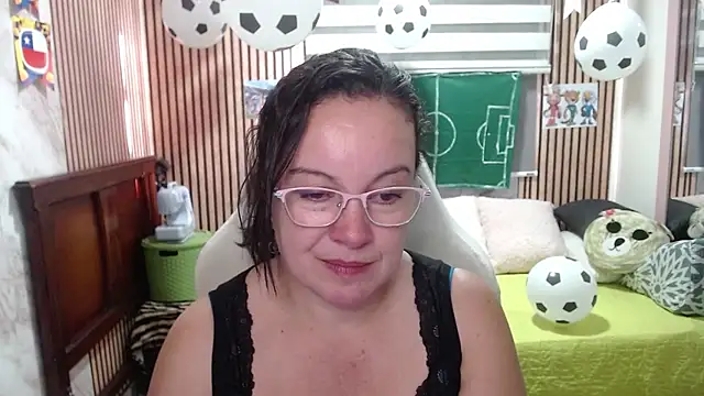 Sonialorens  online show from June 11, 2026, 9:45 pm