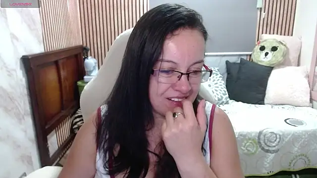 Sonialorens  online show from June 6, 2026, 9:20 pm