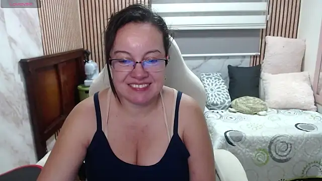 Sonialorens  online show from June 7, 2026, 11:10 pm