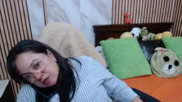 Sonialorens  online show from September 25, 2025, 11:00 pm