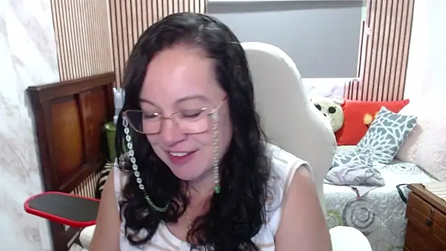 Sonialorens  online show from May 7, 2026, 3:04 pm