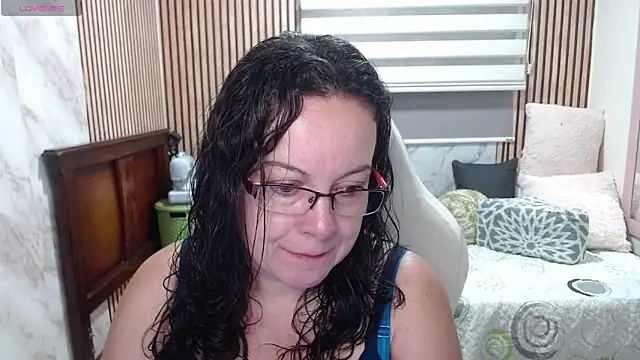 Sonialorens  online show from June 8, 2026, 1:11 pm