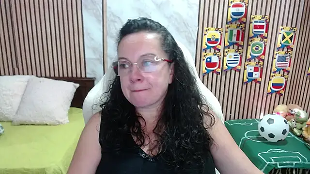 Sonialorens  online show from June 23, 2026, 7:56 pm