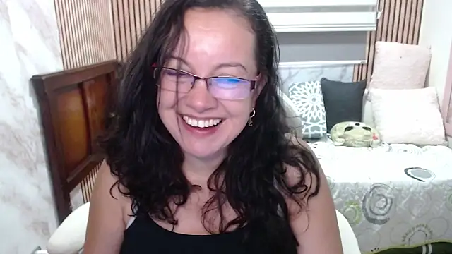 Sonialorens  online show from June 10, 2026, 3:57 pm