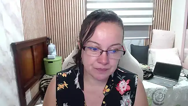 Sonialorens  online show from June 9, 2026, 8:21 pm