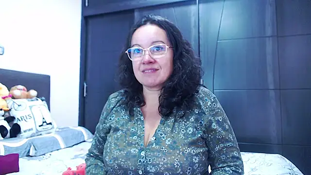 Sonialorens  online show from September 9, 2025, 4:16 pm