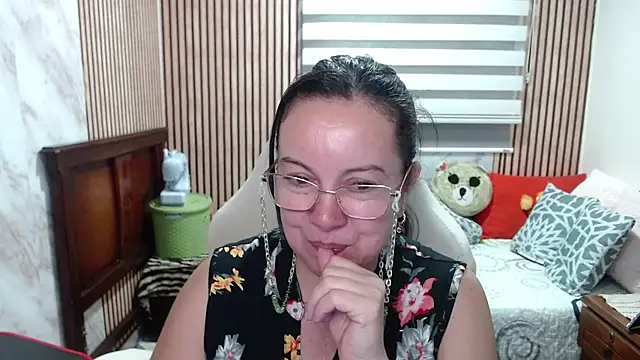 Sonialorens  online show from May 4, 2026, 10:23 pm