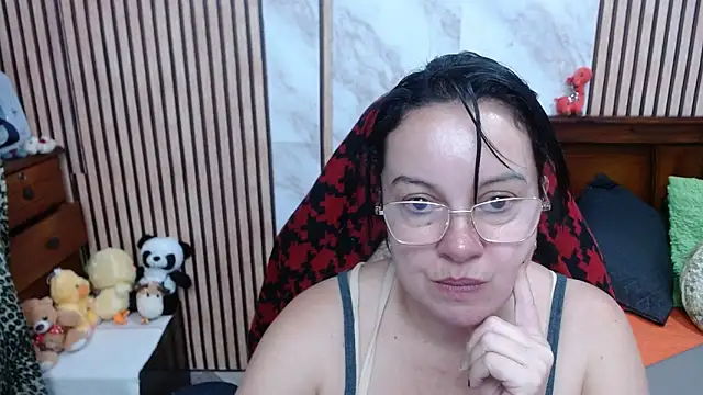 Sonialorens  online show from October 6, 2025, 10:54 pm