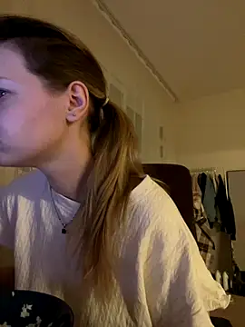 MaryHiggins online show from November 25, 2025, 2:39 pm