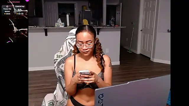 RylHoneyy online show from June 14, 2026, 2:46 am