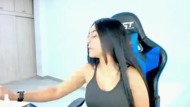 Snapshot of sophiax-x chatting on February 25, 2026, 5:35 pm sophiax-x online show from February 25, 2026, 5:35 pm