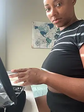 Snapshot of HoneyDripHer chatting on October 13, 2025, 1:34 pm HoneyDripHer online show from October 13, 2025, 1:34 pm