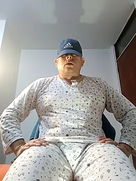 chicoguapo8 online show from September 19, 2025, 4:38 am