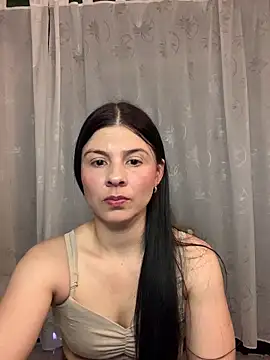 Estefani 32 online show from May 6, 2026, 7:18 pm